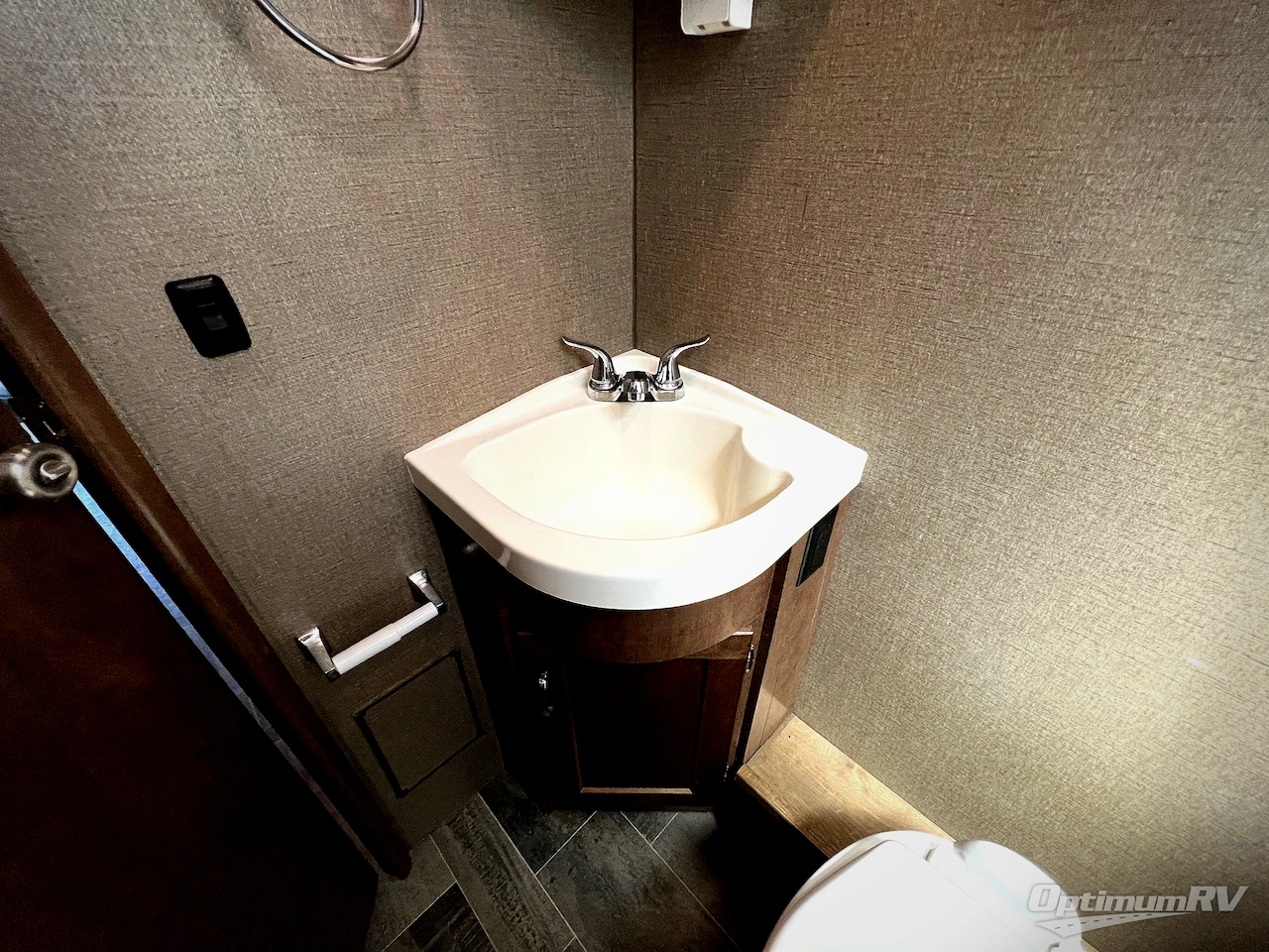 2019 Winnebago Outlook 22C Photo 23