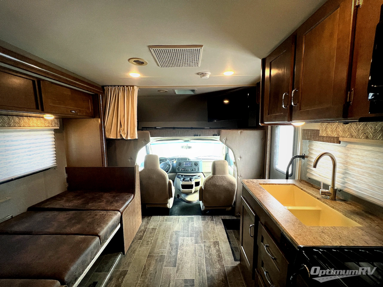 2019 Winnebago Outlook 27D Photo 5