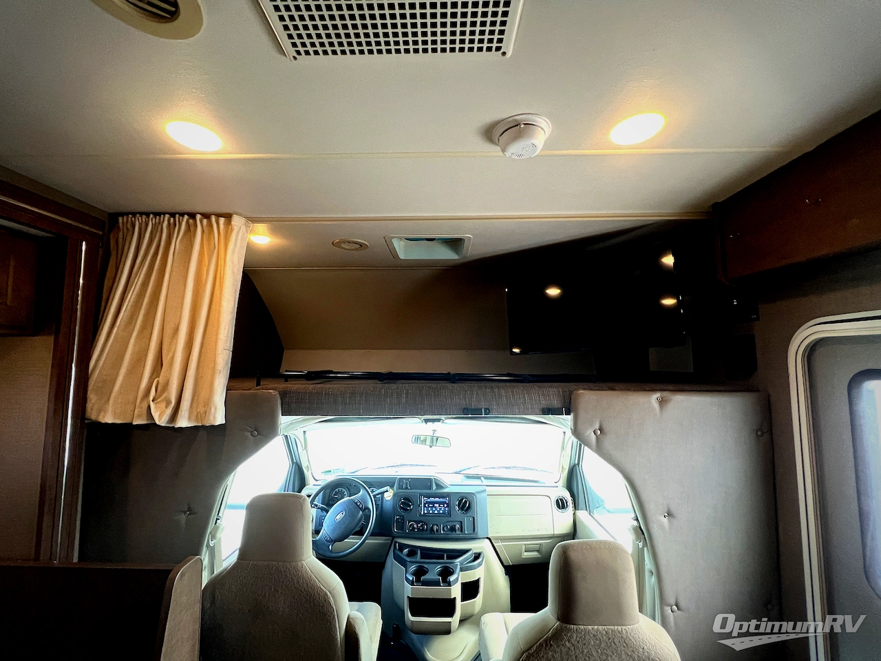 2019 Winnebago Outlook 27D Photo 7