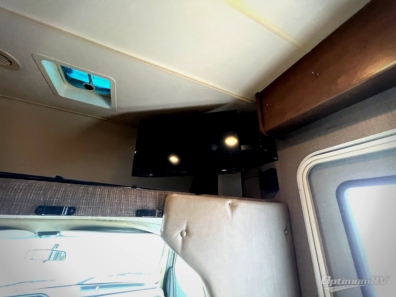 2019 Winnebago Outlook 27D Photo 8