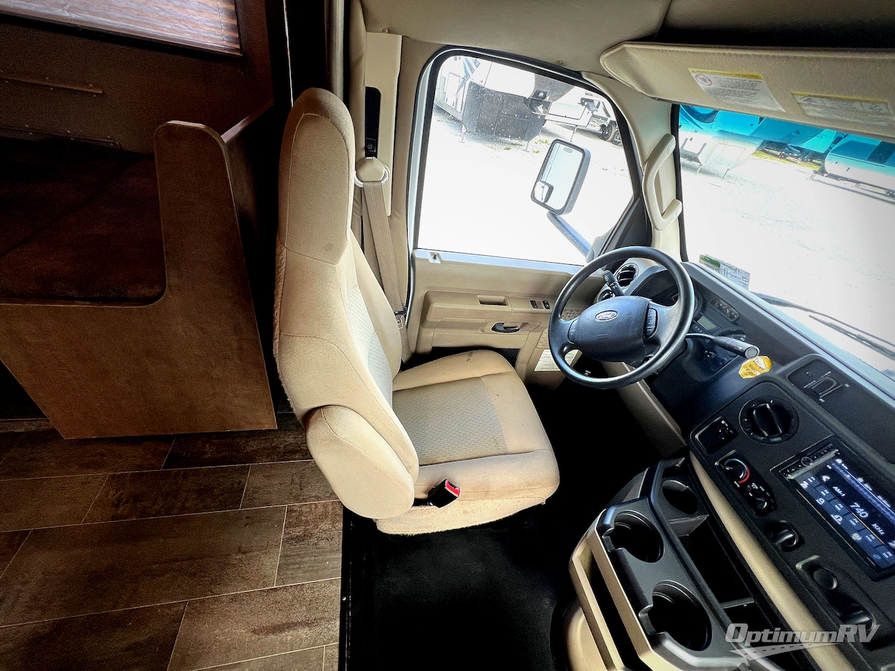 2019 Winnebago Outlook 27D Photo 10