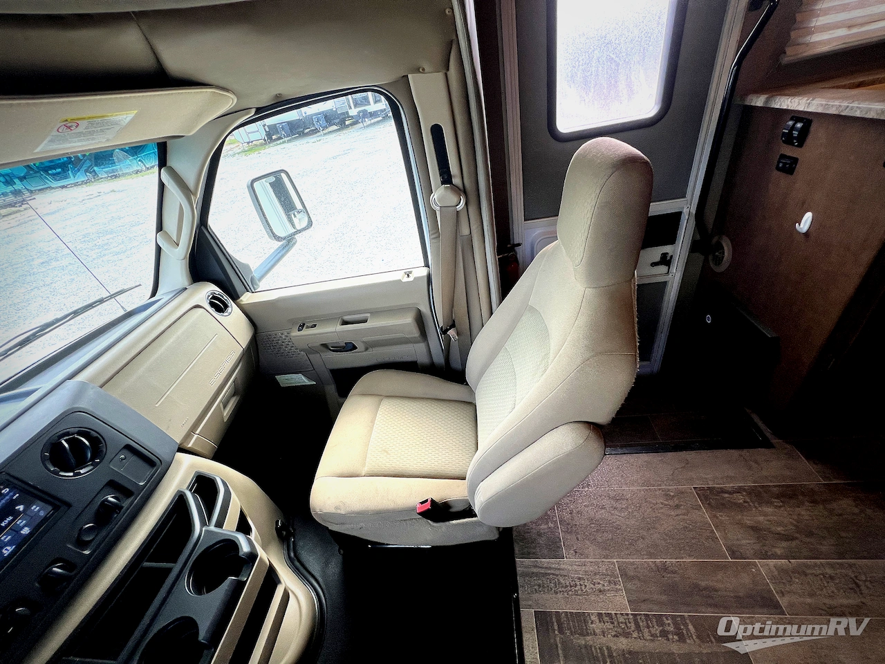 2019 Winnebago Outlook 27D Photo 11