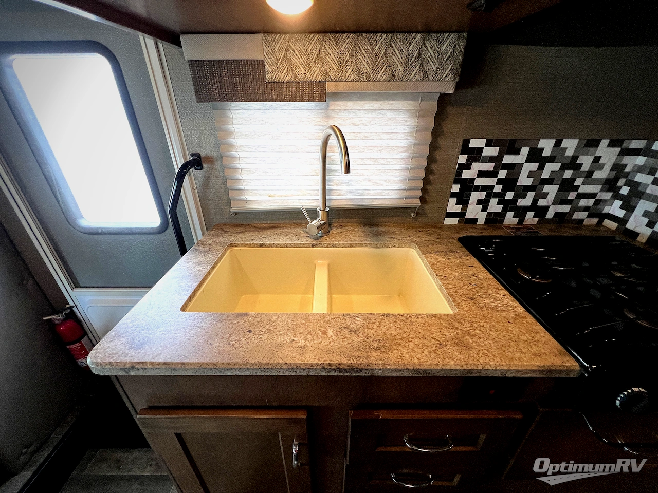 2019 Winnebago Outlook 27D Photo 13