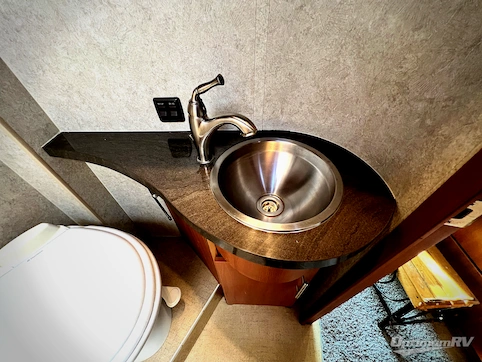 2010 Winnebago Via 25T RV Photo 4