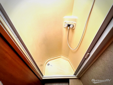 2010 Winnebago Via 25T RV Photo 4