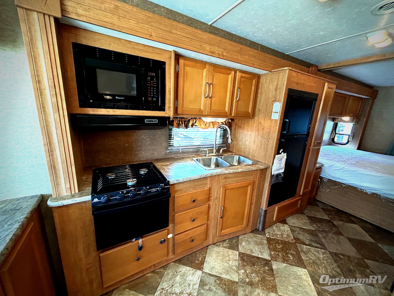2014 Coachmen Pursuit 27 KB Photo 6