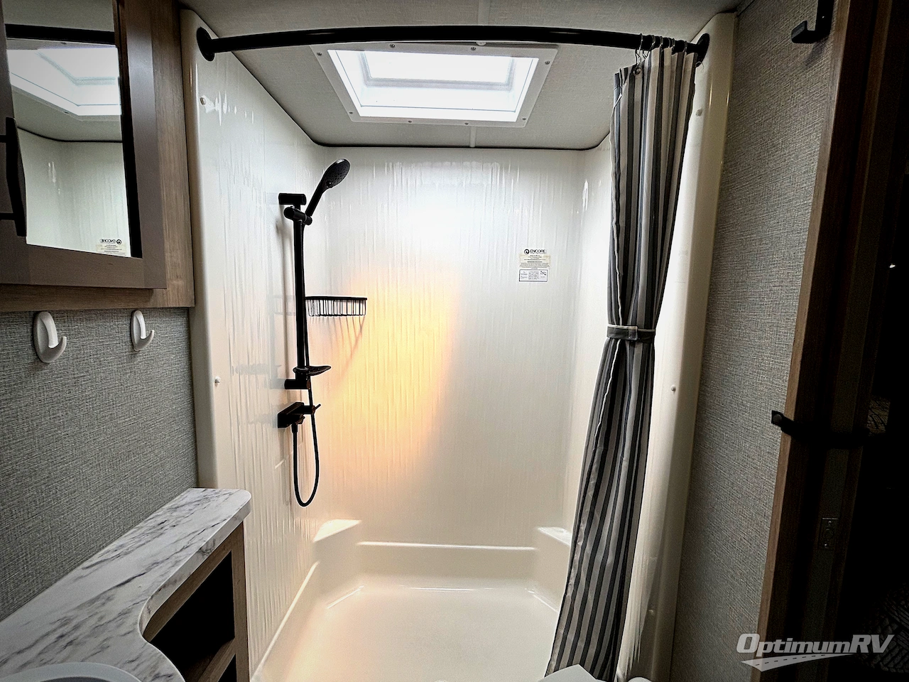 2024 Grand Design Momentum G-Class 415G Photo 9