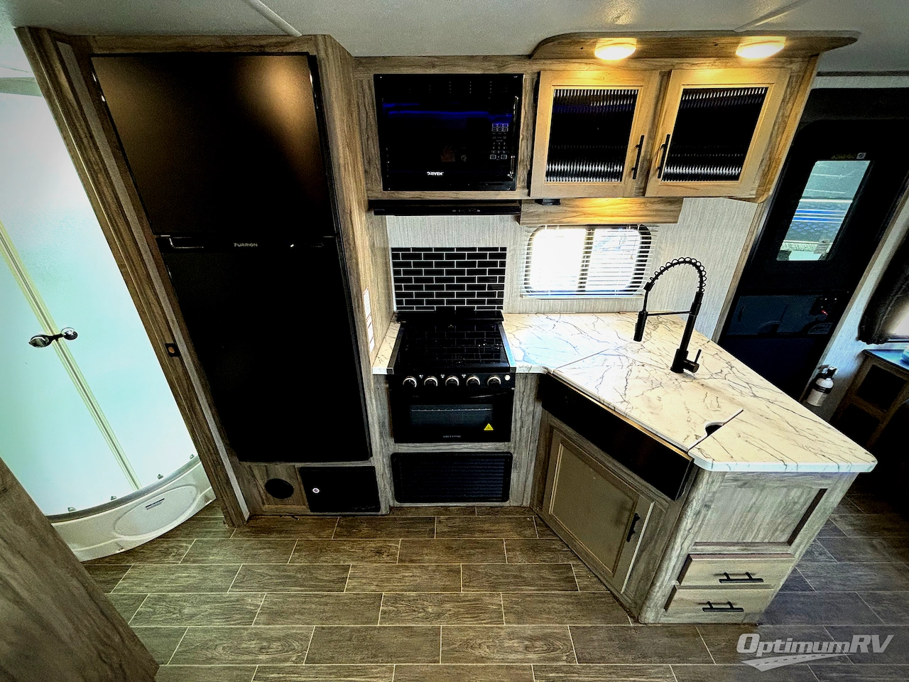 2021 Forest River Cherokee Alpha Wolf 23RD-L Photo 7