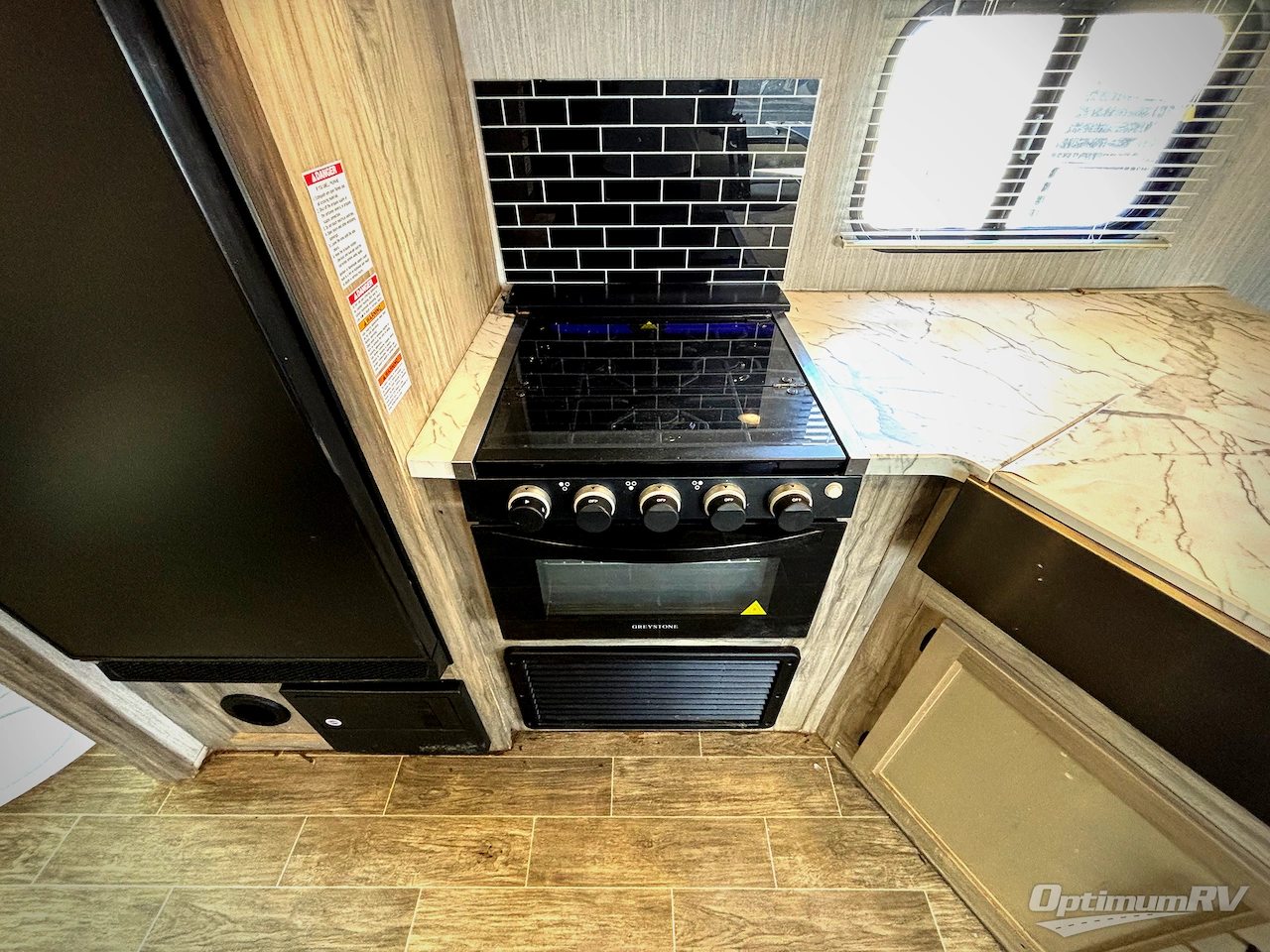 2021 Forest River Cherokee Alpha Wolf 23RD-L Photo 8