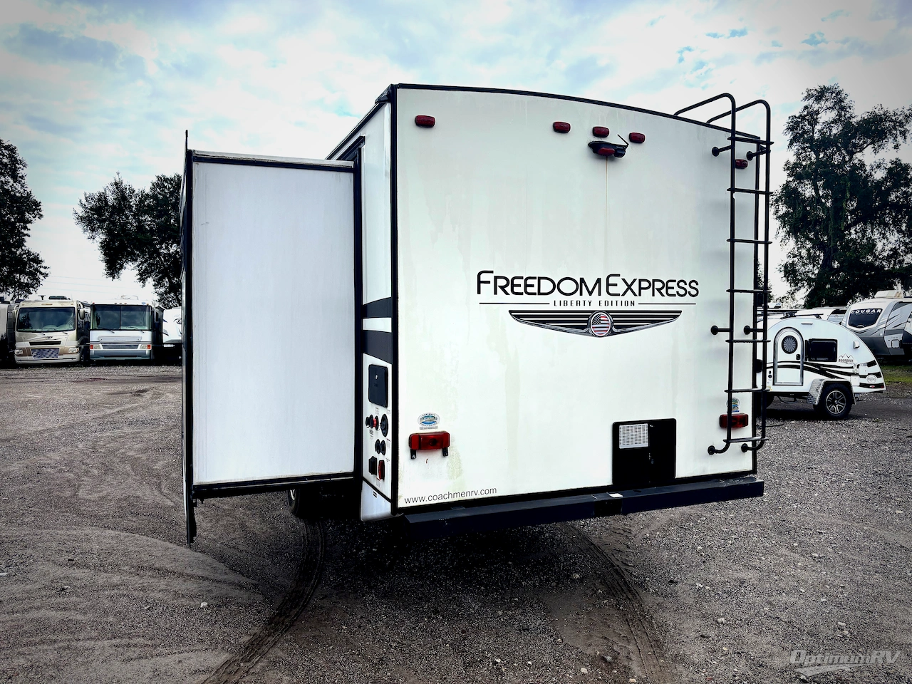 2020 Coachmen Freedom Express Liberty Edition 320BHDSLE Photo 3