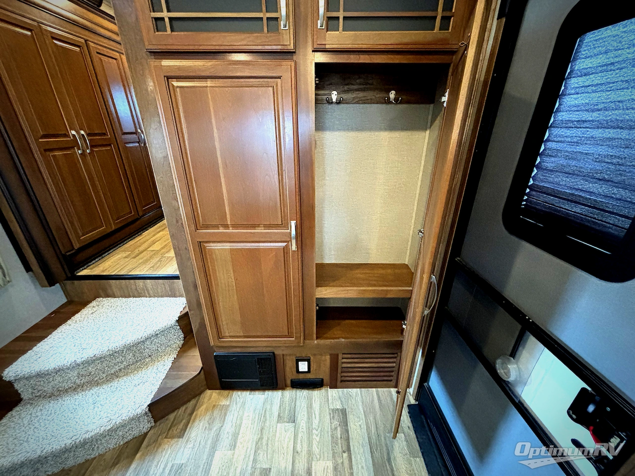 2017 Keystone Montana 3721RL Photo 8