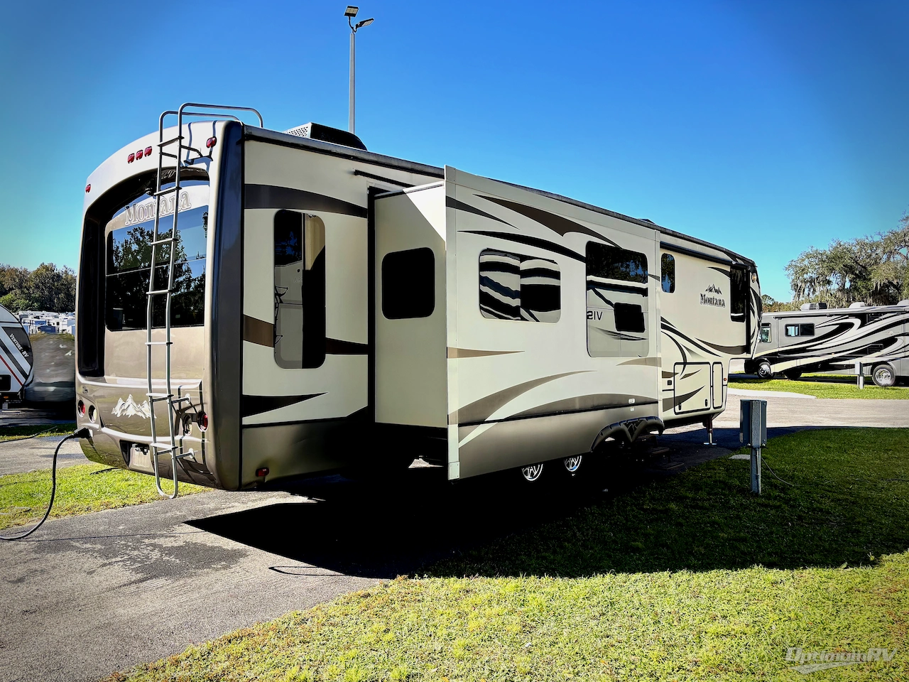 2015 Keystone Montana 3402 RL Photo 2