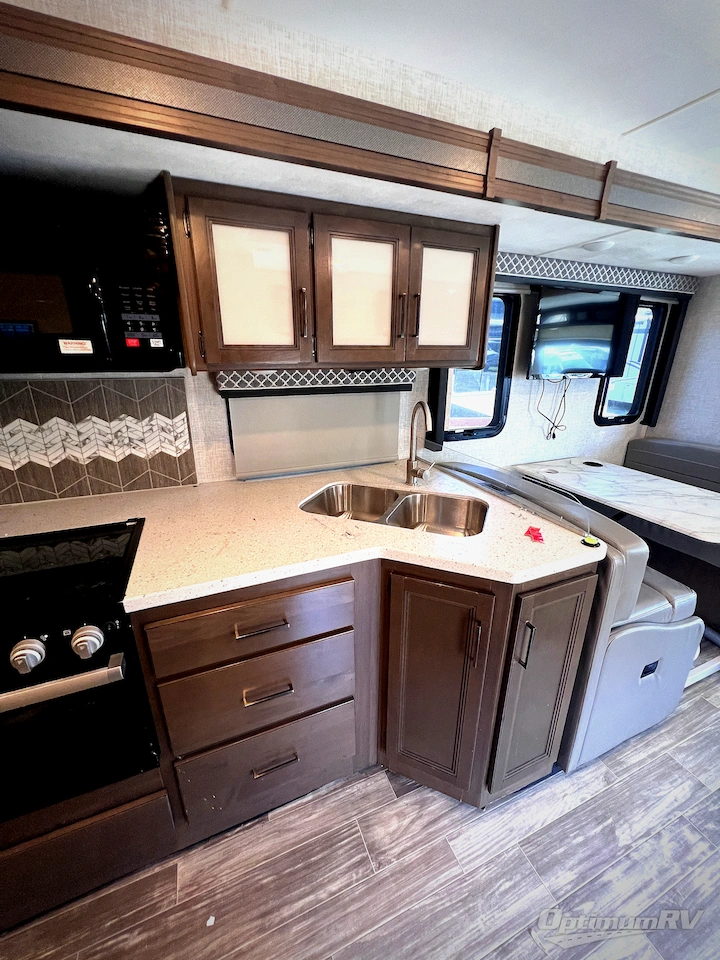 2022 Thor Hurricane 34J Photo 10