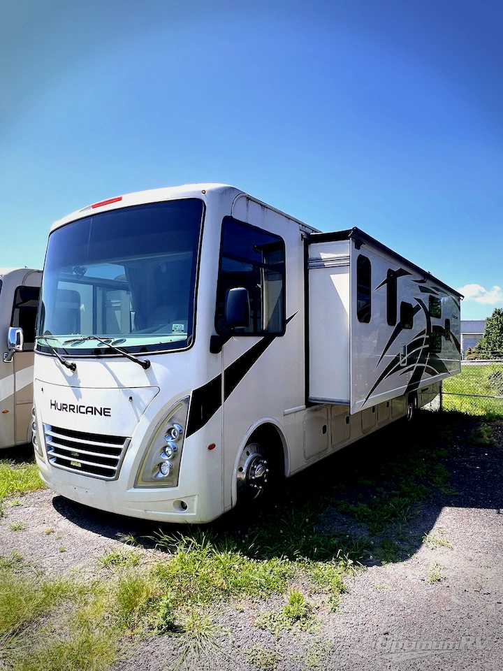 2022 Thor Hurricane 34J Photo 2