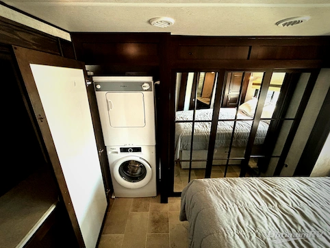 2021 Palomino Columbus 389FLC RV Photo 4