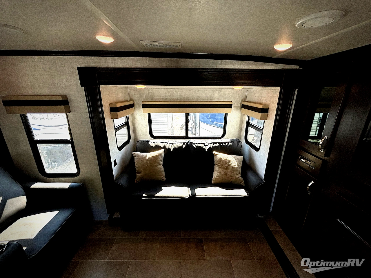 2021 Palomino Columbus 389FLC Photo 6