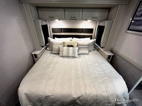 2024 Fleetwood Bounder 35K RV Photo 4