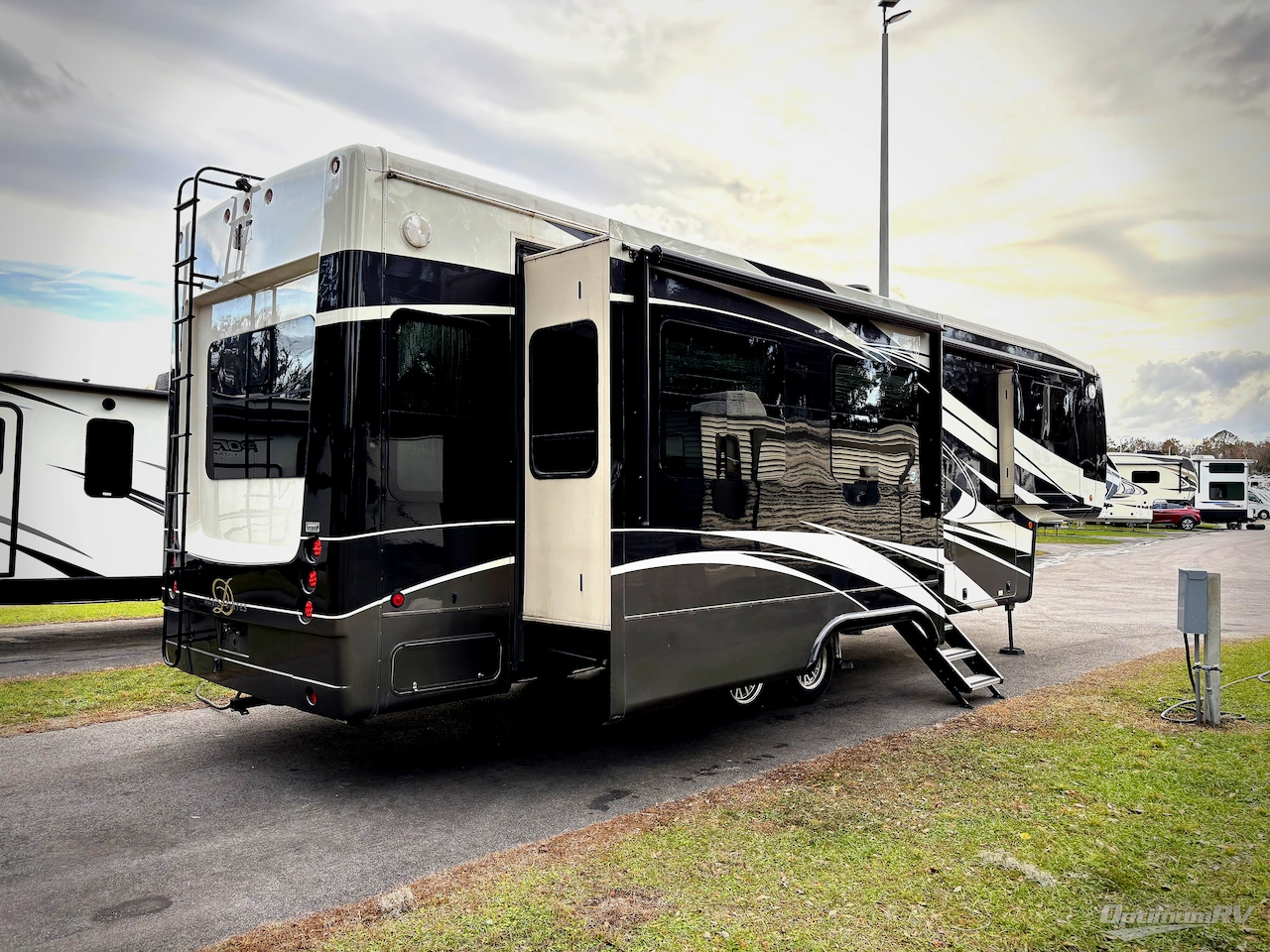 2019 DRV Luxury Suites Mobile Suites 36RSSB3 Photo 2
