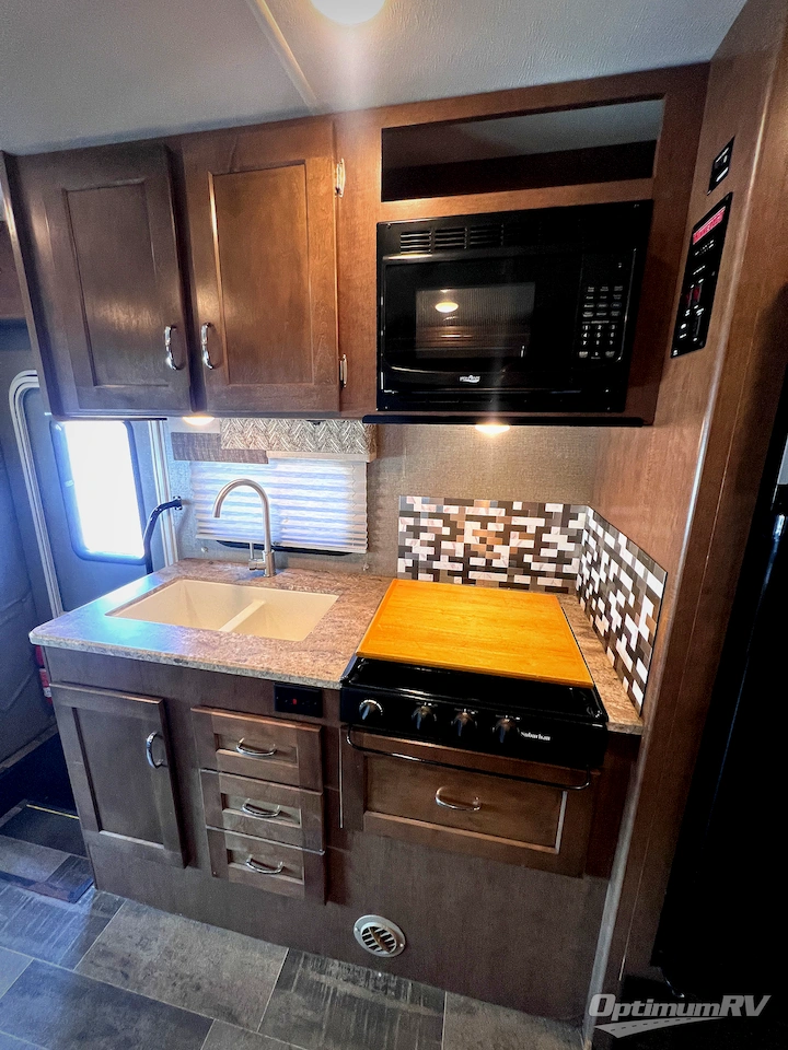 2019 Winnebago Outlook 27D Photo 6
