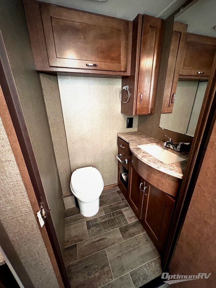 2019 Winnebago Outlook 27D Photo 8