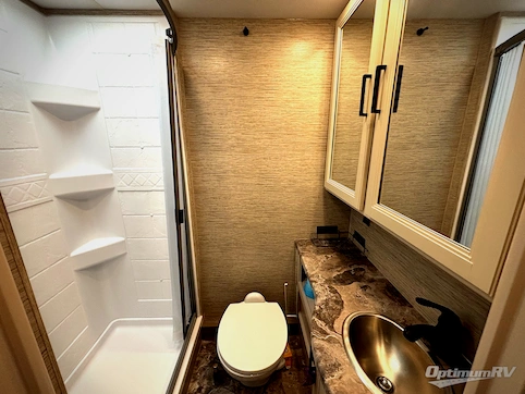 2022 Thor Chateau 28Z RV Photo 4