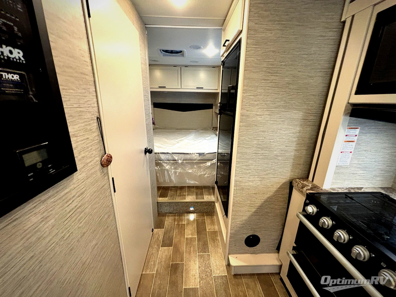 2022 Thor Chateau 28Z Photo 15