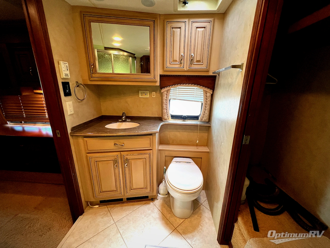 2011 Entegra Aspire 42DL Photo 21