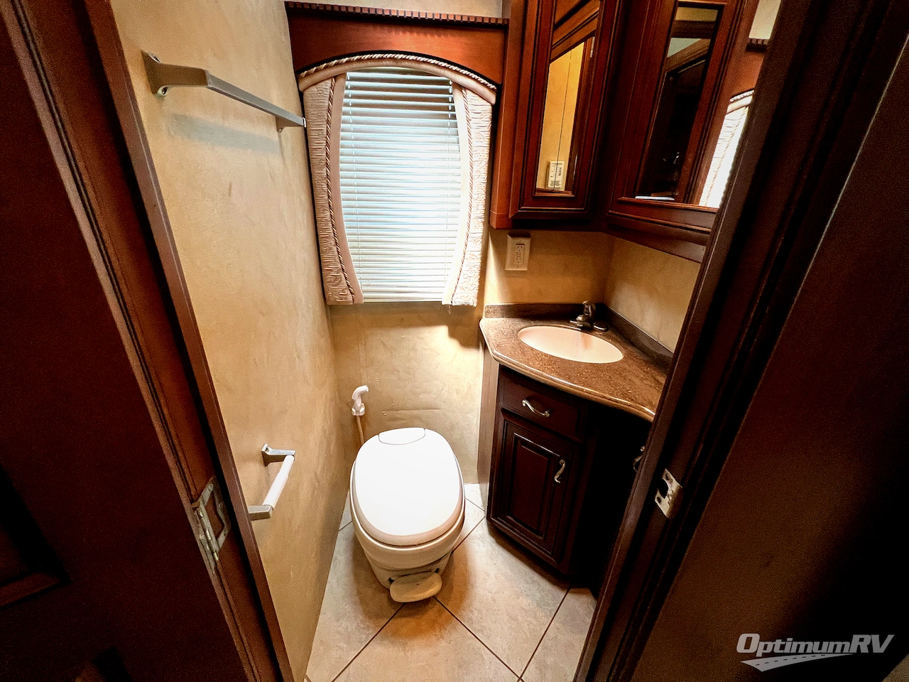 2011 Entegra Aspire 42DL Photo 23