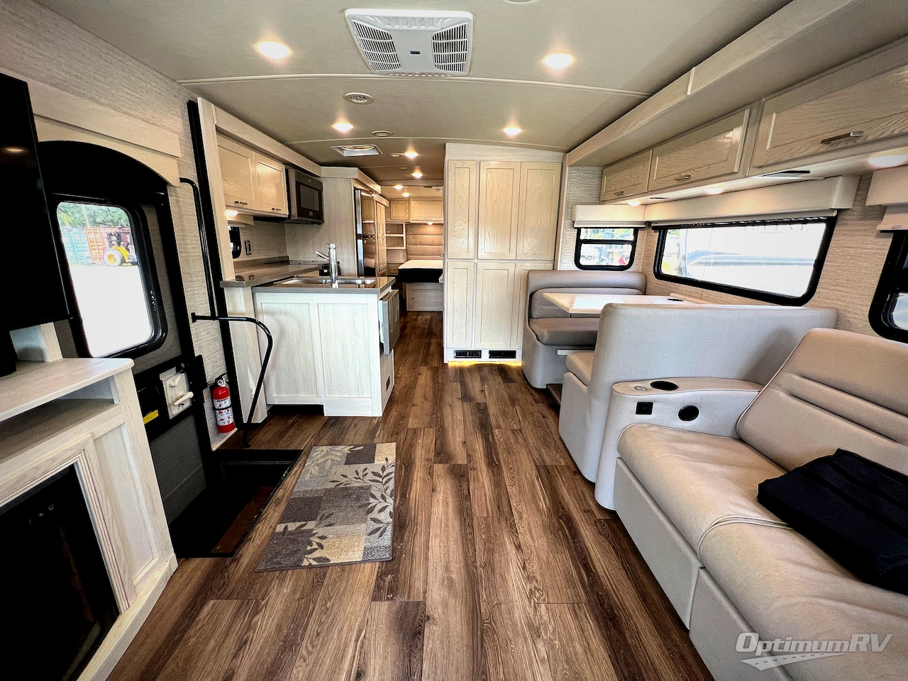 2020 Winnebago Forza 34T Photo 4