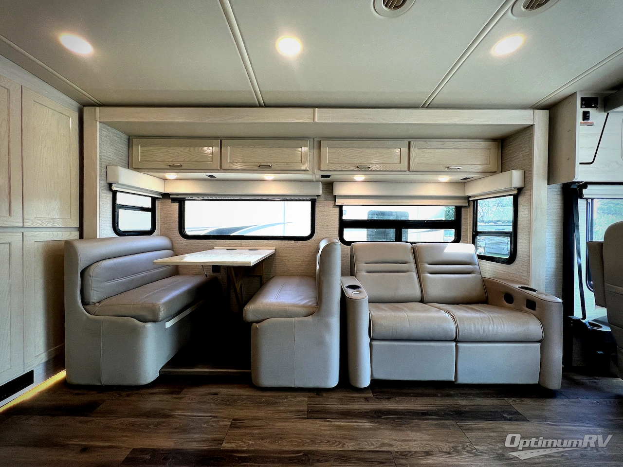 2020 Winnebago Forza 34T Photo 8