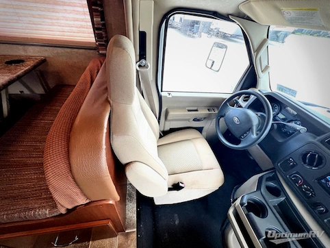 2016 Thor Chateau 26A RV Photo 4
