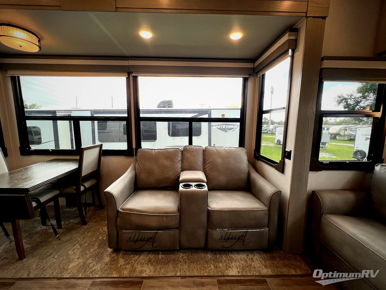 2022 Palomino Columbus 329DV Photo 8