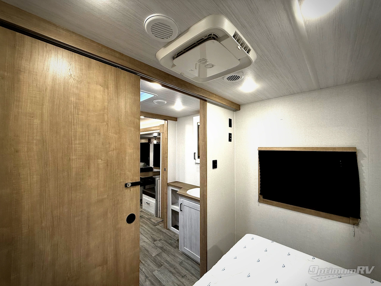 2026 East To West Longitude 319BH Photo 24