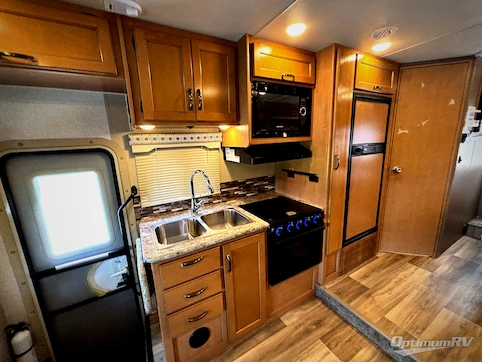 2017 Thor Four Winds 24F RV Photo 3