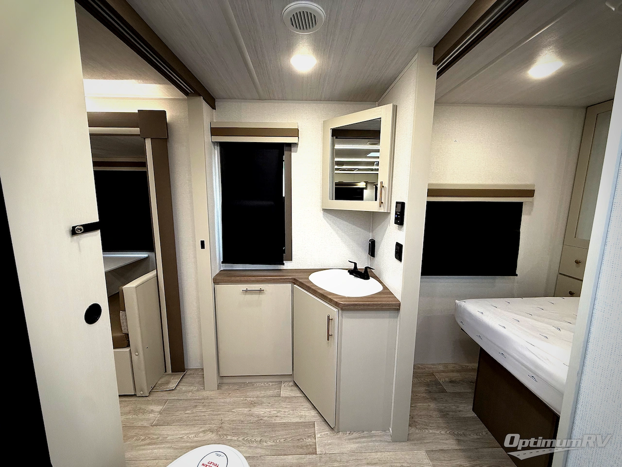 2026 East To West Alta 2850KRL Photo 17