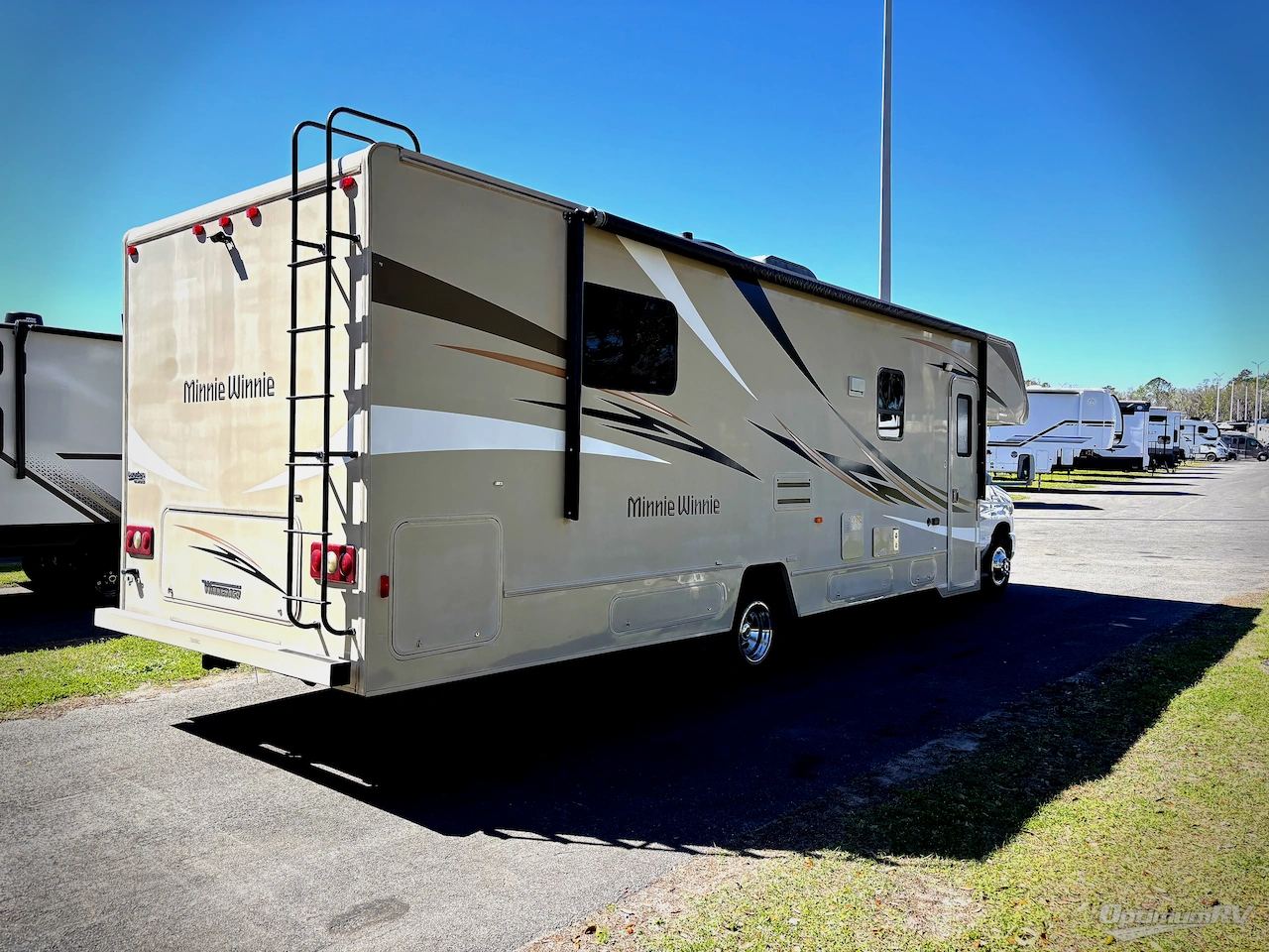 2017 Winnebago Minnie Winnie 31K Photo 2