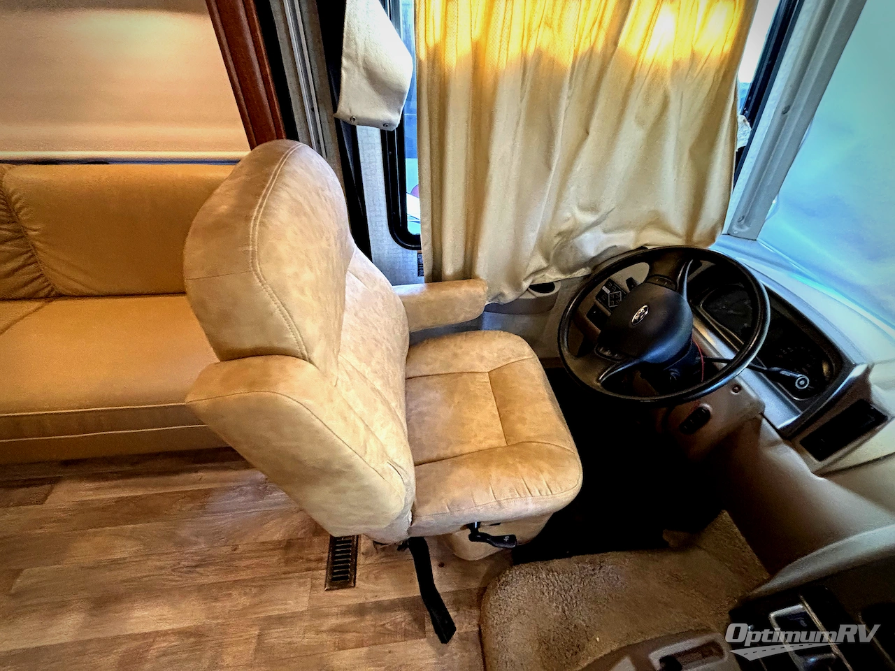 2017 Winnebago Sunstar 29VE Photo 5