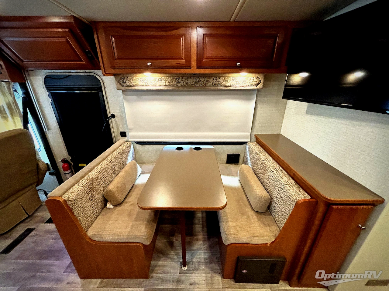 2017 Winnebago Sunstar 29VE Photo 8