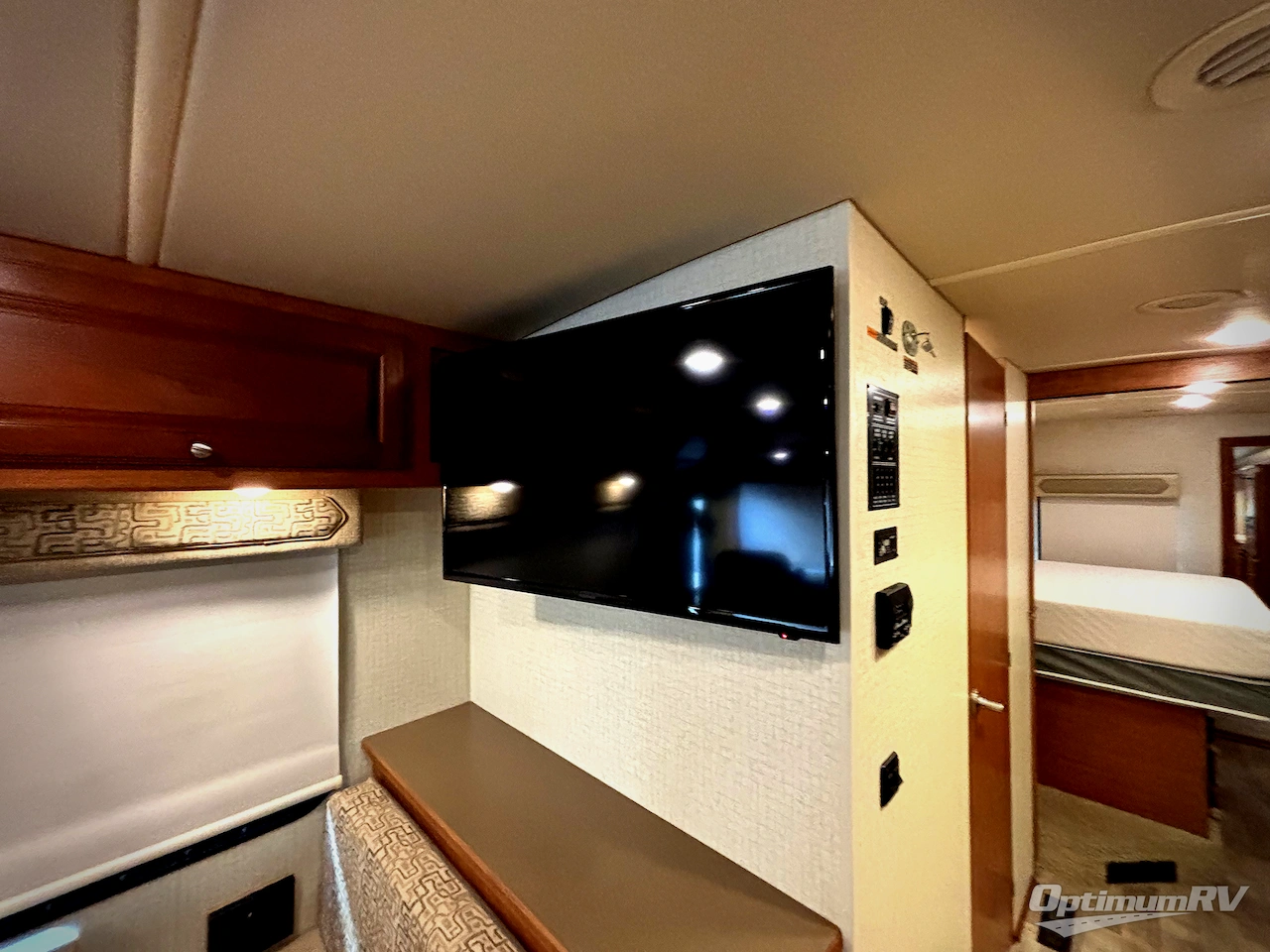 2017 Winnebago Sunstar 29VE Photo 9