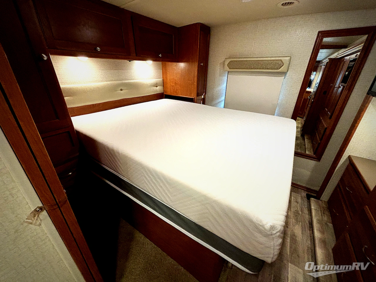2017 Winnebago Sunstar 29VE Photo 16