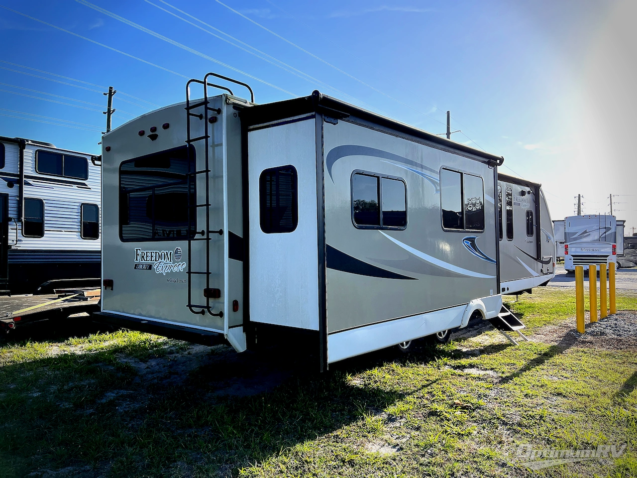 2020 Coachmen Freedom Express Liberty Edition 323BHDSLE Photo 3