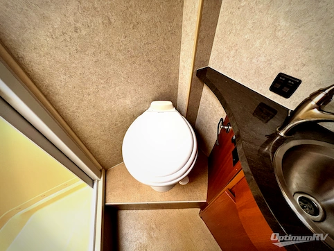 2010 Winnebago Via 25T RV Photo 4