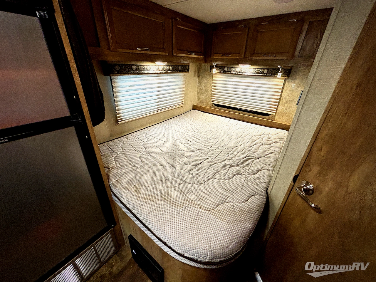 2017 Gulf Stream Conquest Class C 6237 Photo 14