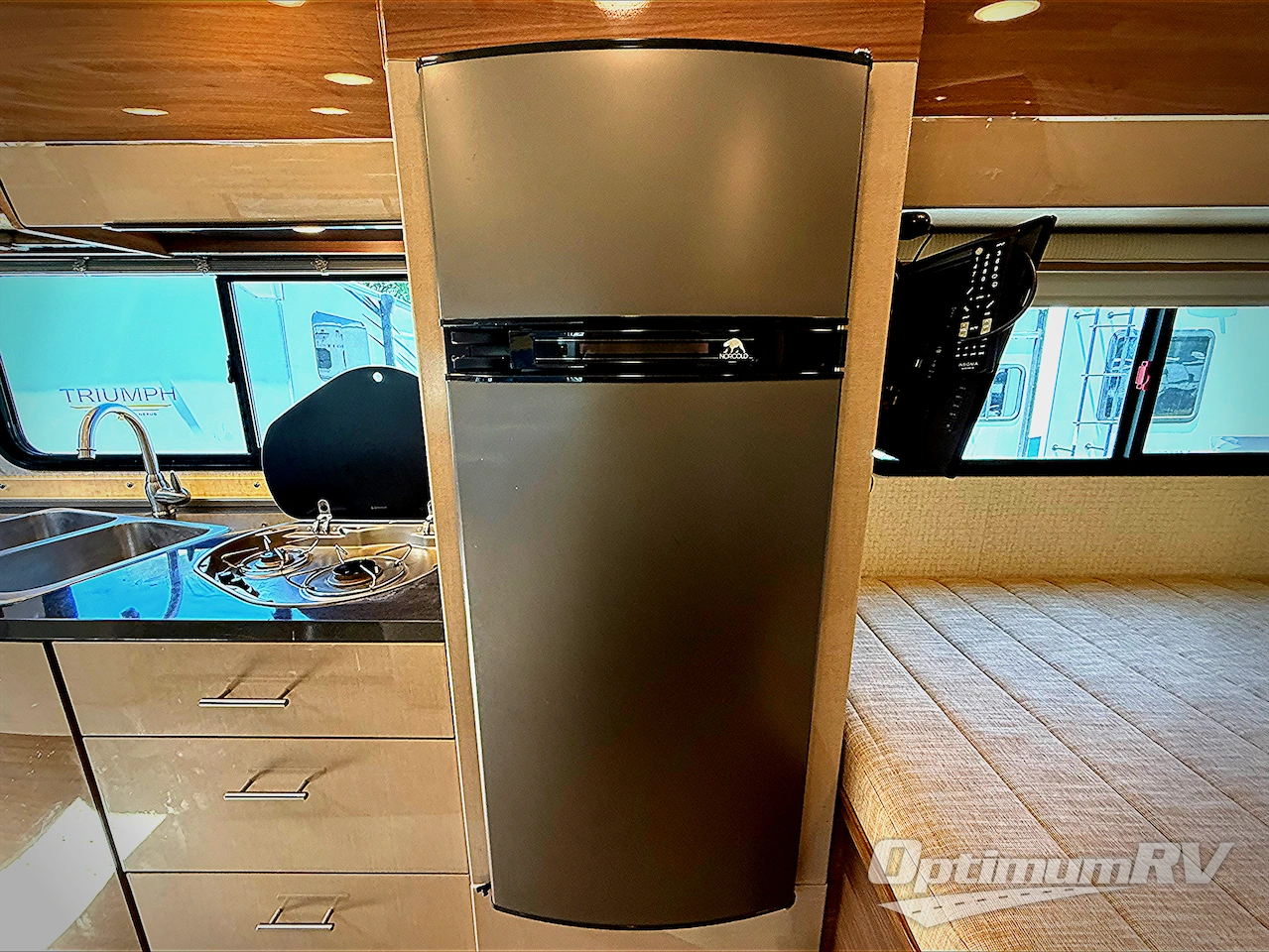 2016 Itasca Navion 24J Photo 13