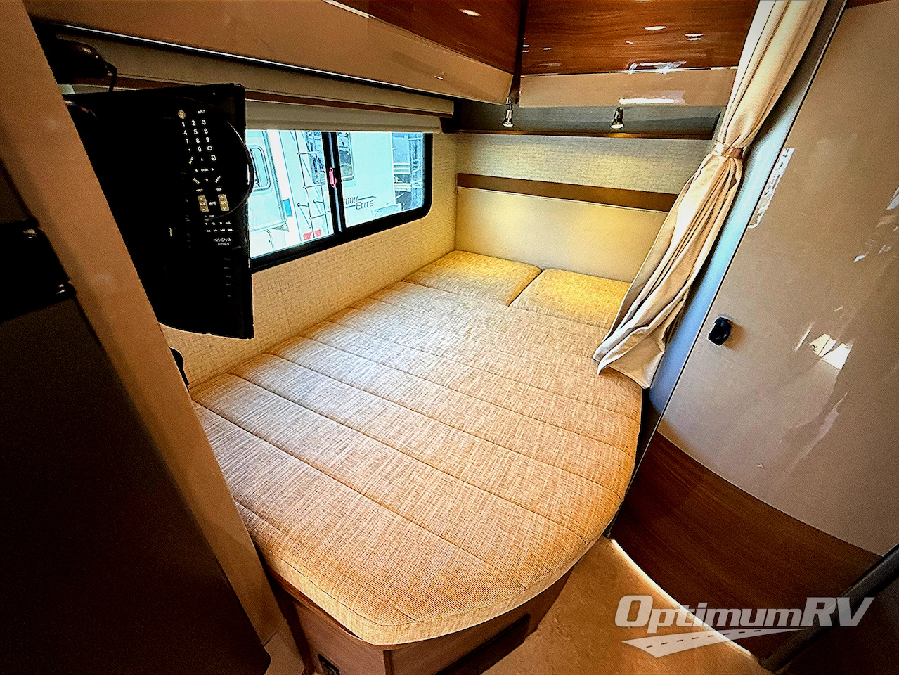 2016 Itasca Navion 24J Photo 16