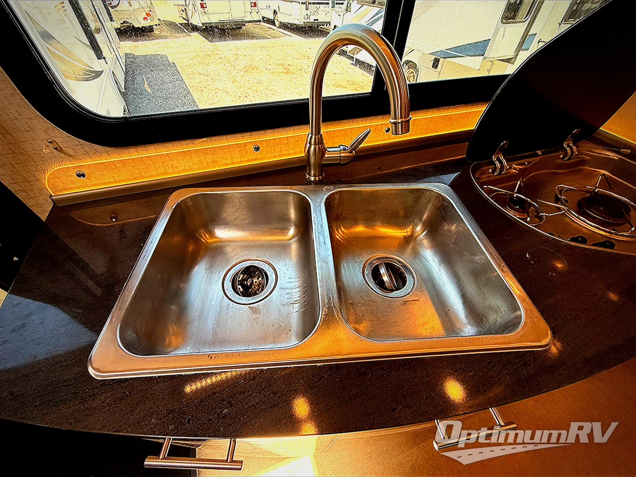 2016 Itasca Navion 24J Photo 10