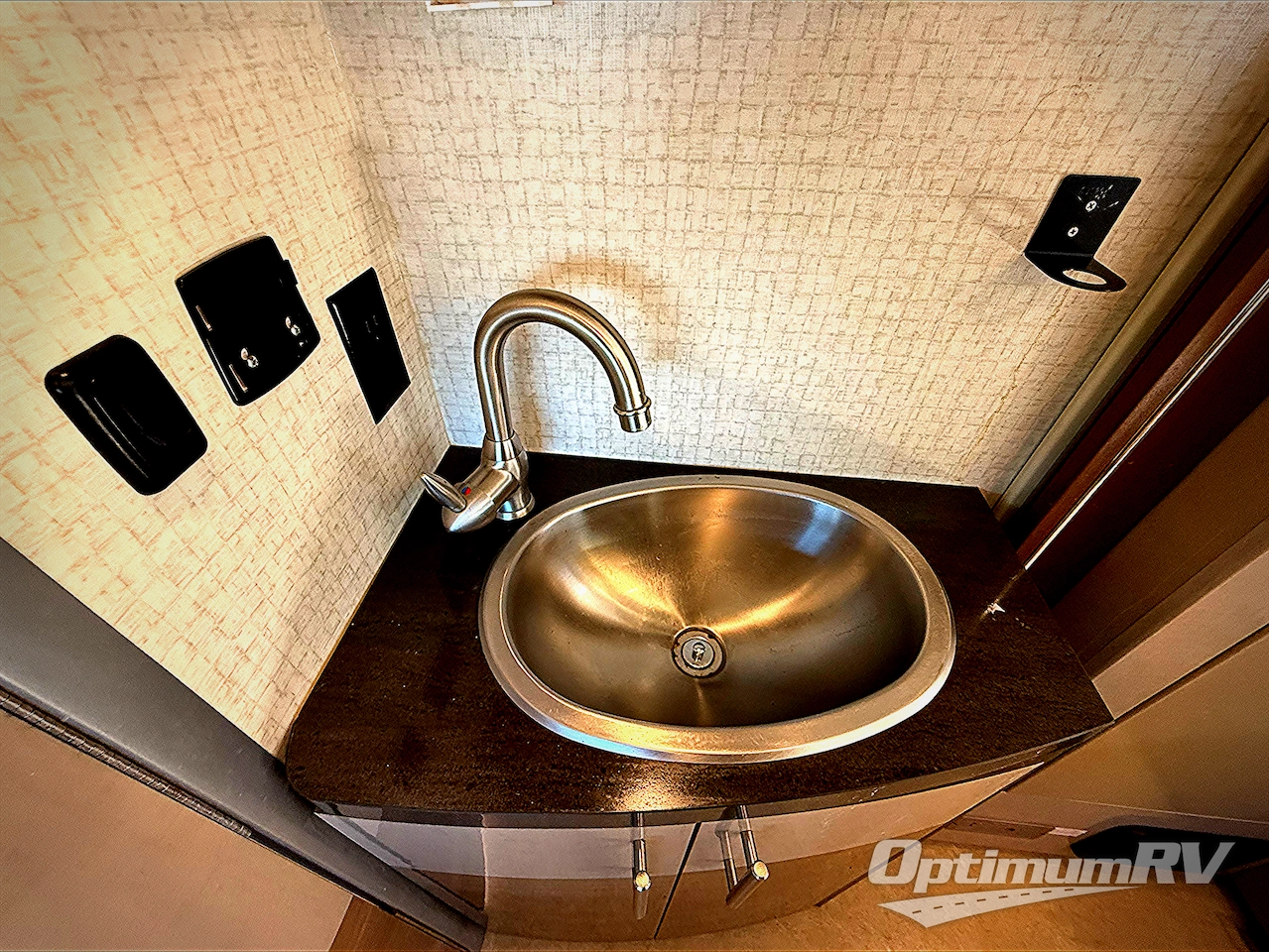 2016 Itasca Navion 24J Photo 19