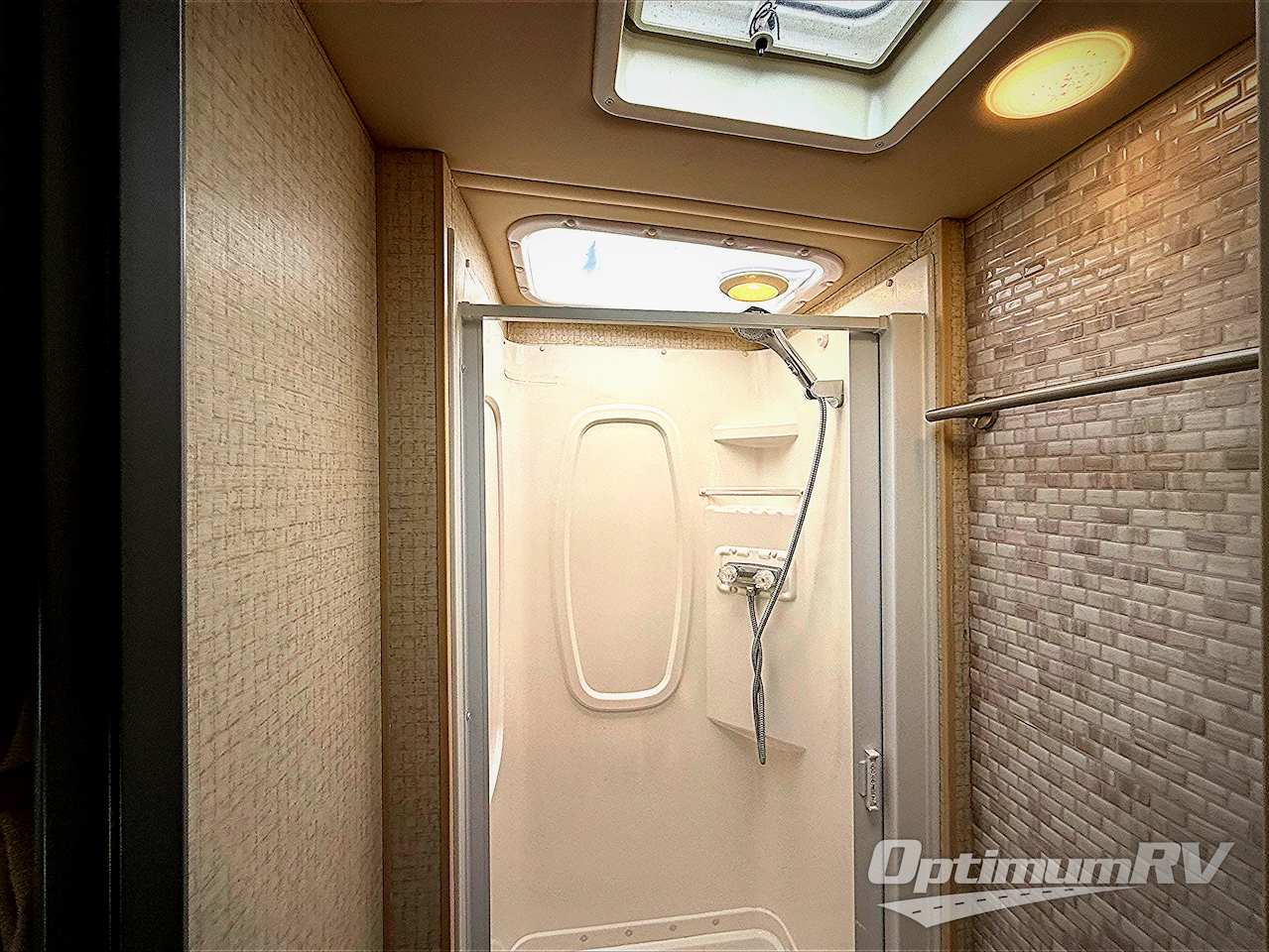 2016 Itasca Navion 24J Photo 17