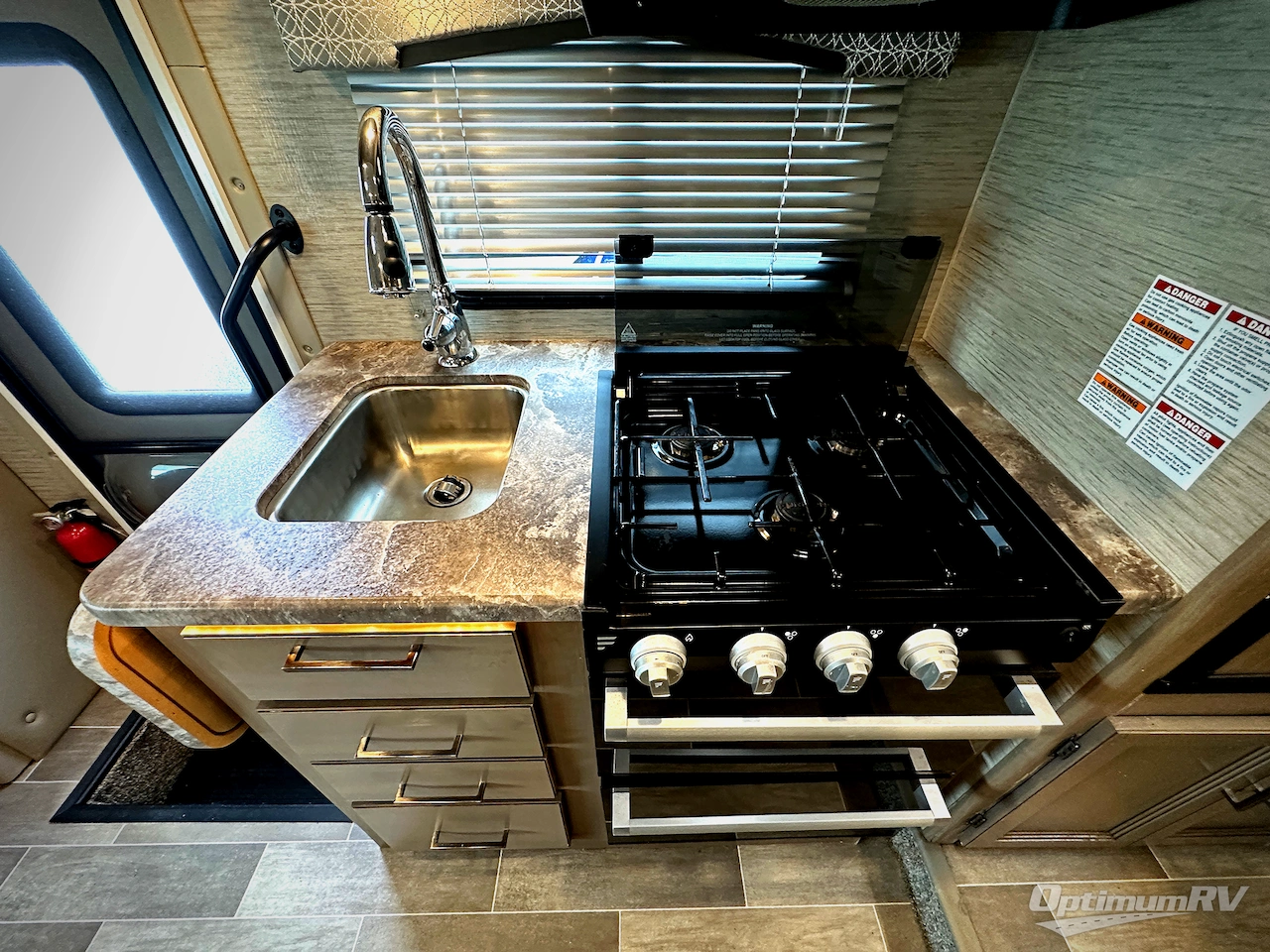 2022 Thor Chateau 22E Photo 12