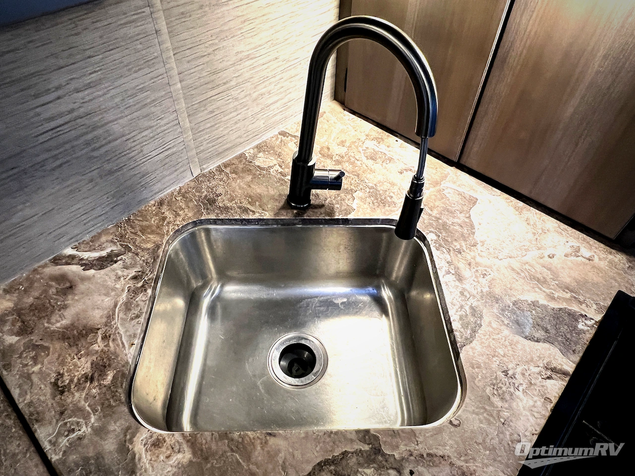 2023 Thor Chateau 27R Photo 12